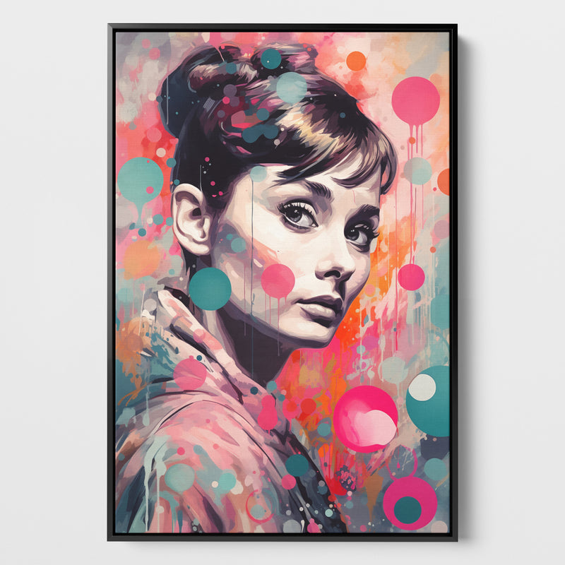 Das Bild zeigt ein Porträt von Audrey Hepburn im Pop-Art-Stil mit einem lebendigen Farbspektrum aus Rosa-, Orange- und Blautönen. Das Gesicht der Frau ist detailliert und realistisch mit einem subtilen Lächeln und sanft blickenden Augen dargestellt. Ihr Haar ist zu einem hohen Knoten gestylt, und durchscheinende Farbkleckse überlagern das Bild, was dem Werk eine spielerische und künstlerische Atmosphäre verleiht. Das Leinwandbild ist eingerahmt in einen schwarzen Schattenfugenrahmen.