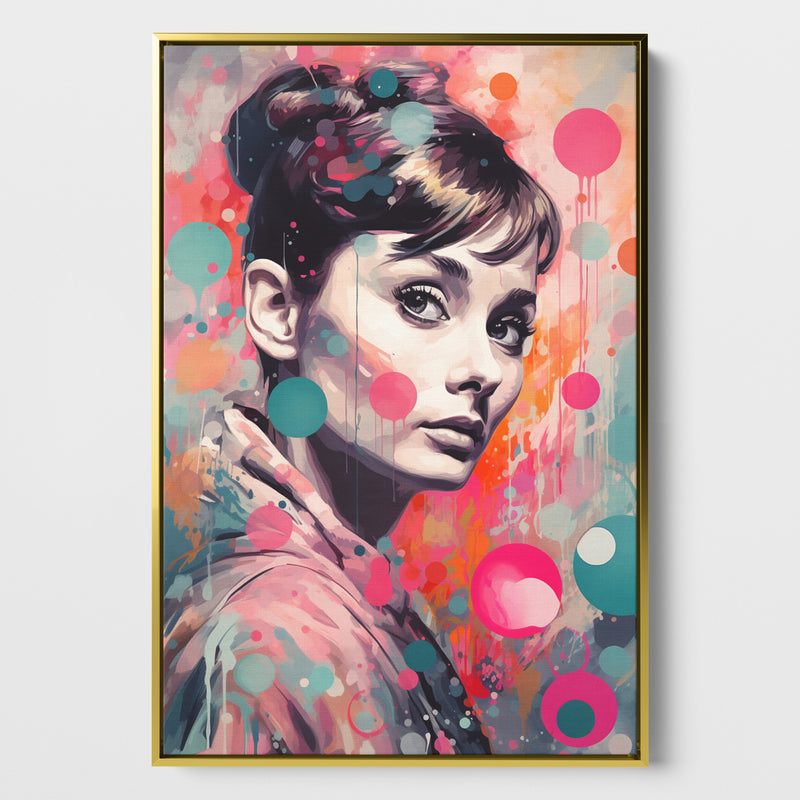 Das Bild zeigt ein Porträt von Audrey Hepburn im Pop-Art-Stil mit einem lebendigen Farbspektrum aus Rosa-, Orange- und Blautönen. Das Gesicht der Frau ist detailliert und realistisch mit einem subtilen Lächeln und sanft blickenden Augen dargestellt. Ihr Haar ist zu einem hohen Knoten gestylt, und durchscheinende Farbkleckse überlagern das Bild, was dem Werk eine spielerische und künstlerische Atmosphäre verleiht. Das Leinwandbild ist eingerahmt in einen goldenen Schattenfugenrahmen.