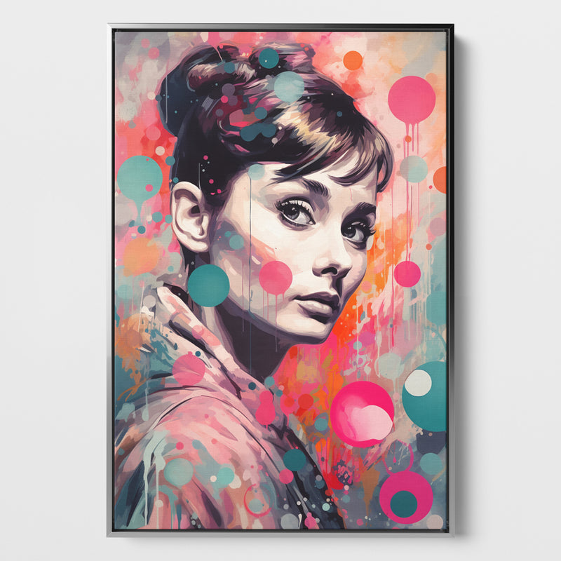 Das Bild zeigt ein Porträt von Audrey Hepburn im Pop-Art-Stil mit einem lebendigen Farbspektrum aus Rosa-, Orange- und Blautönen. Das Gesicht der Frau ist detailliert und realistisch mit einem subtilen Lächeln und sanft blickenden Augen dargestellt. Ihr Haar ist zu einem hohen Knoten gestylt, und durchscheinende Farbkleckse überlagern das Bild, was dem Werk eine spielerische und künstlerische Atmosphäre verleiht. Das Leinwandbild ist eingerahmt in einen silbernen Schattenfugenrahmen.